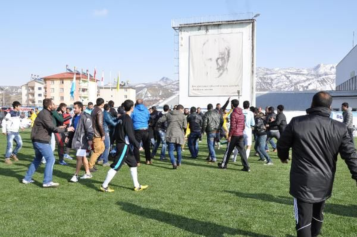 Tunceli\'de Amatör Maçta Olay: 22 Yaralı
