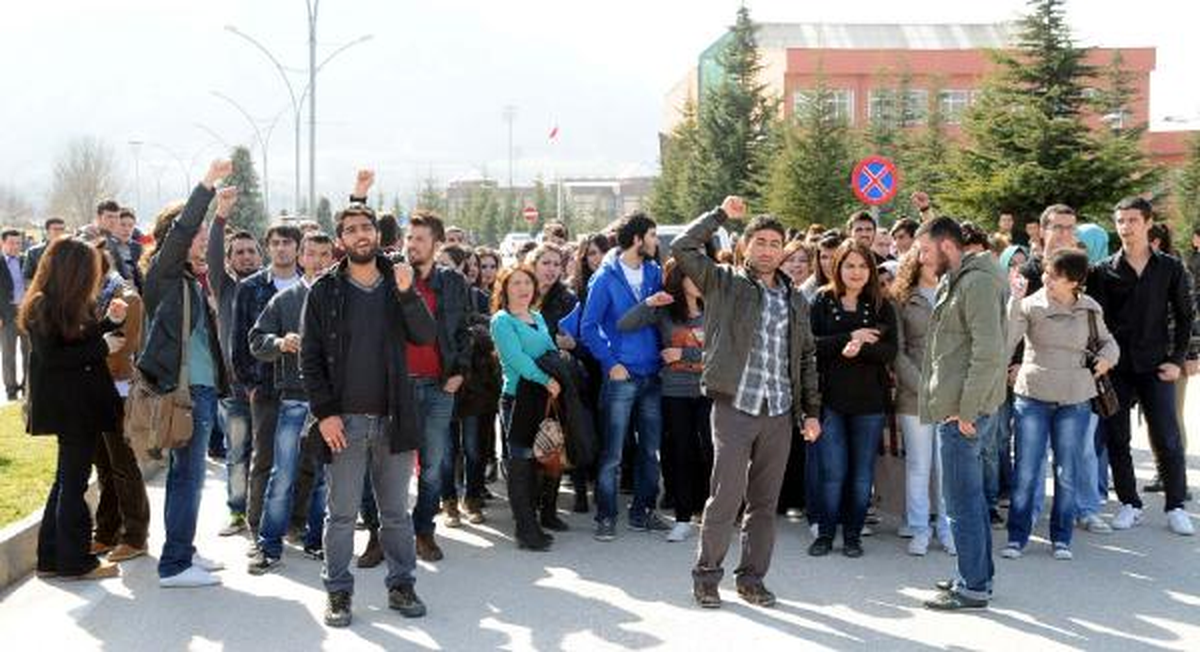 Üniversite Öğrencilerinden Ulaşım Ücreti Eylemi