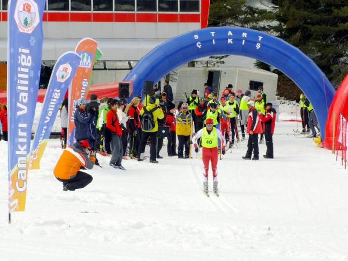 Üniversiteli Kayakçılar Ilgaz\'da Yarışıyor