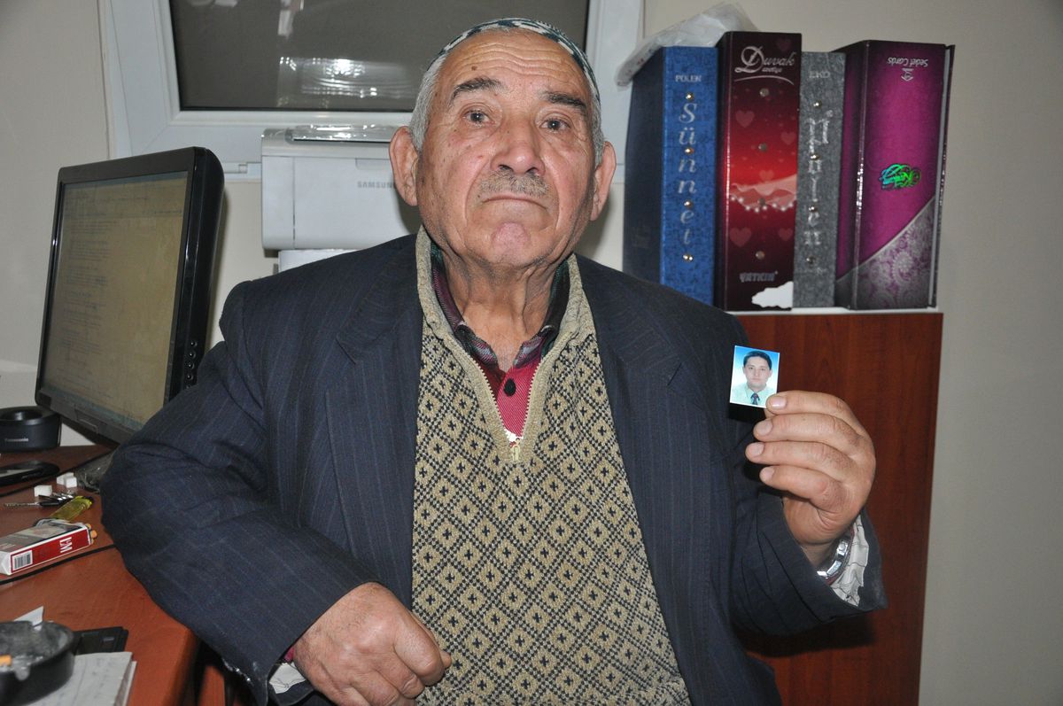 Yaşlı Baba, Kaybolan Oğlunu Arıyor