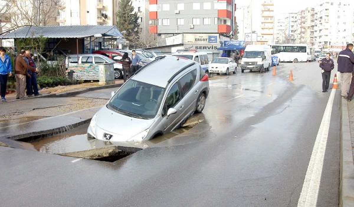 Yol Çoktü, Otomobil İçine Düştü