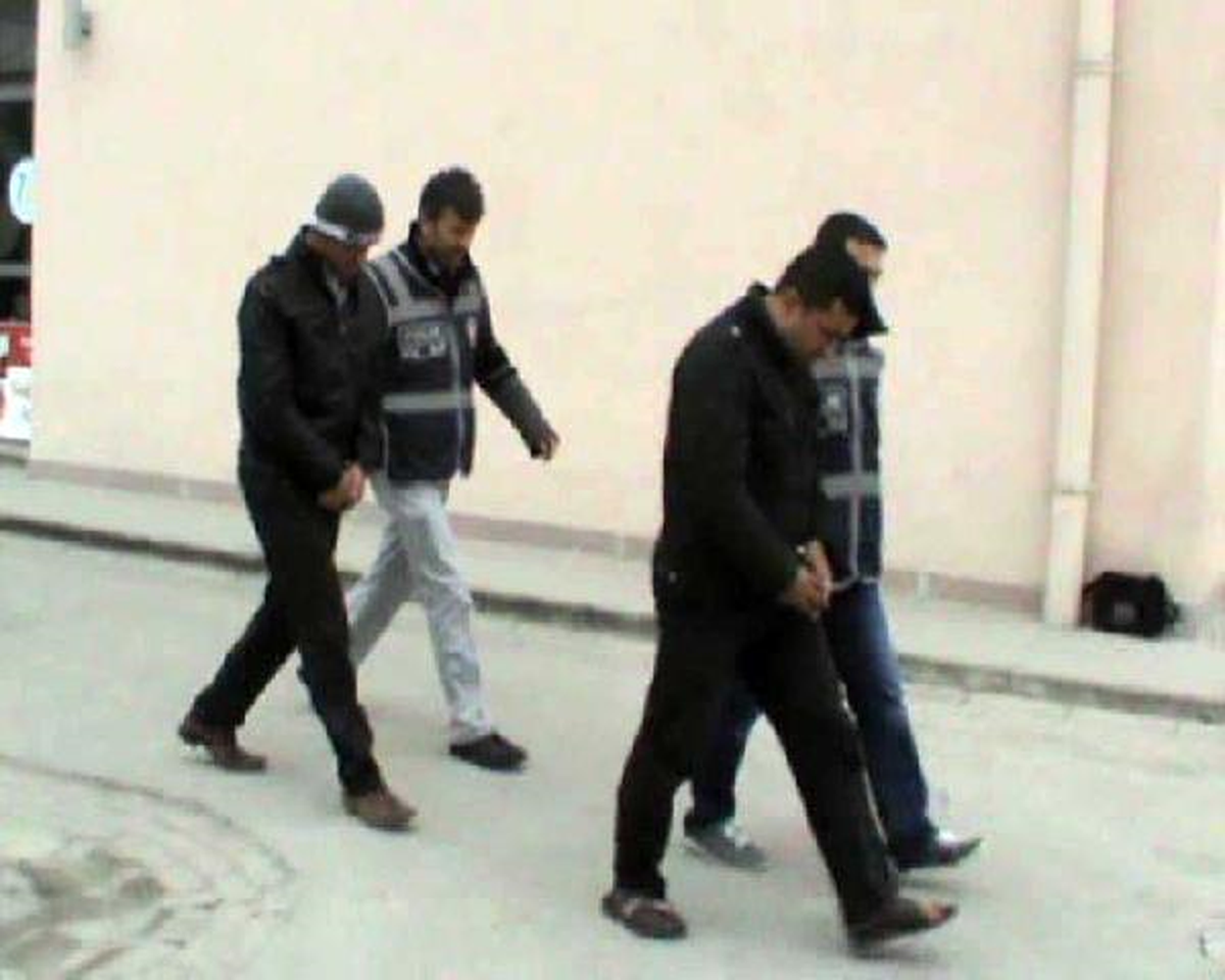 Adapazarı\'nda İki Kamyonda Kaçak Sigara Ele Gecirildi