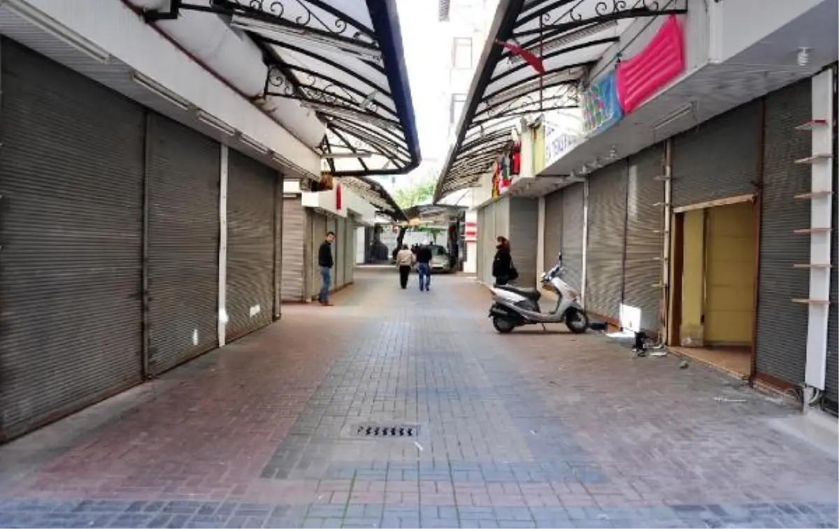 Alanya\'da Esnaf Taklit Ürün Operasyonunu Protesto Etti