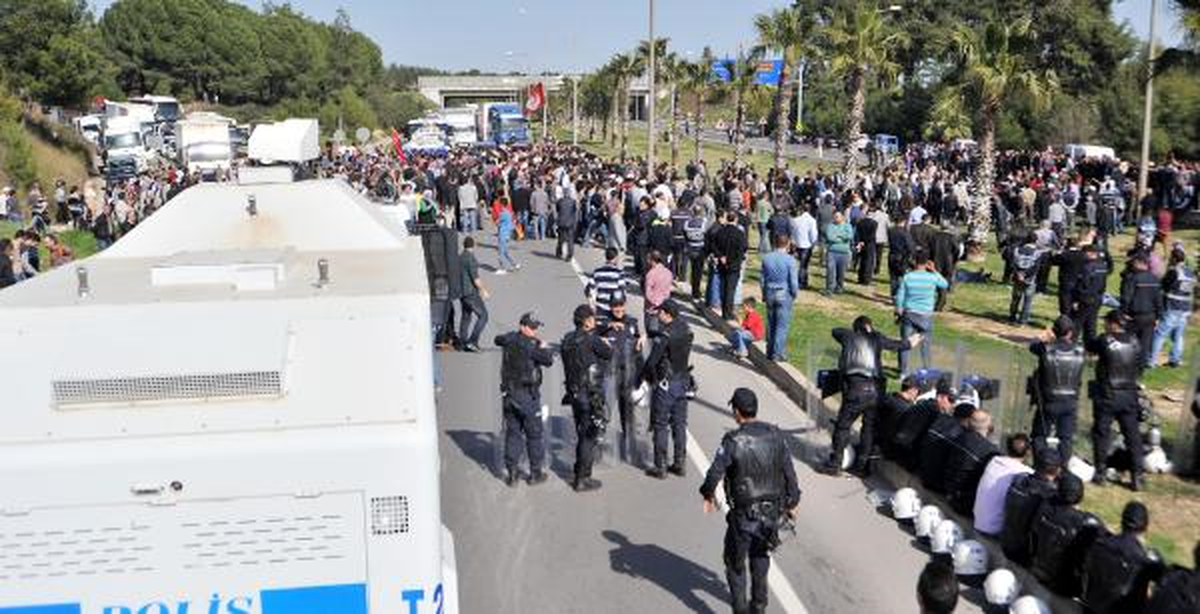 Antalya\'da 2B Protestocuları Yol Kapattı