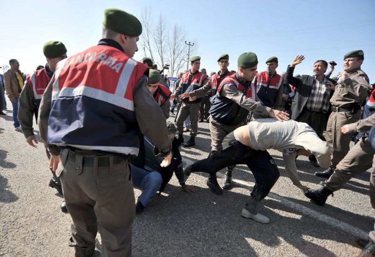 Antalya\'da 2BProtestocuları Yol Kapattı