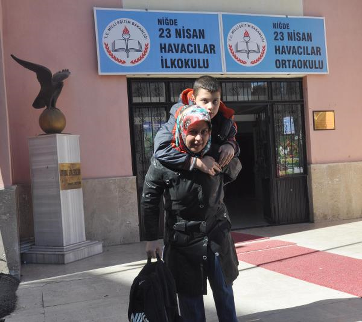 Asansör Bozuldu, Engelli Oğlunu Sınıflara Sırtında Taşıyor
