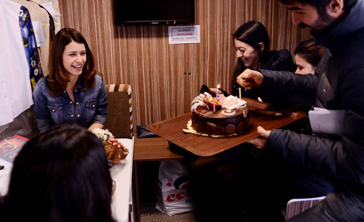 Beren Saat\'e Büyük Sürpriz