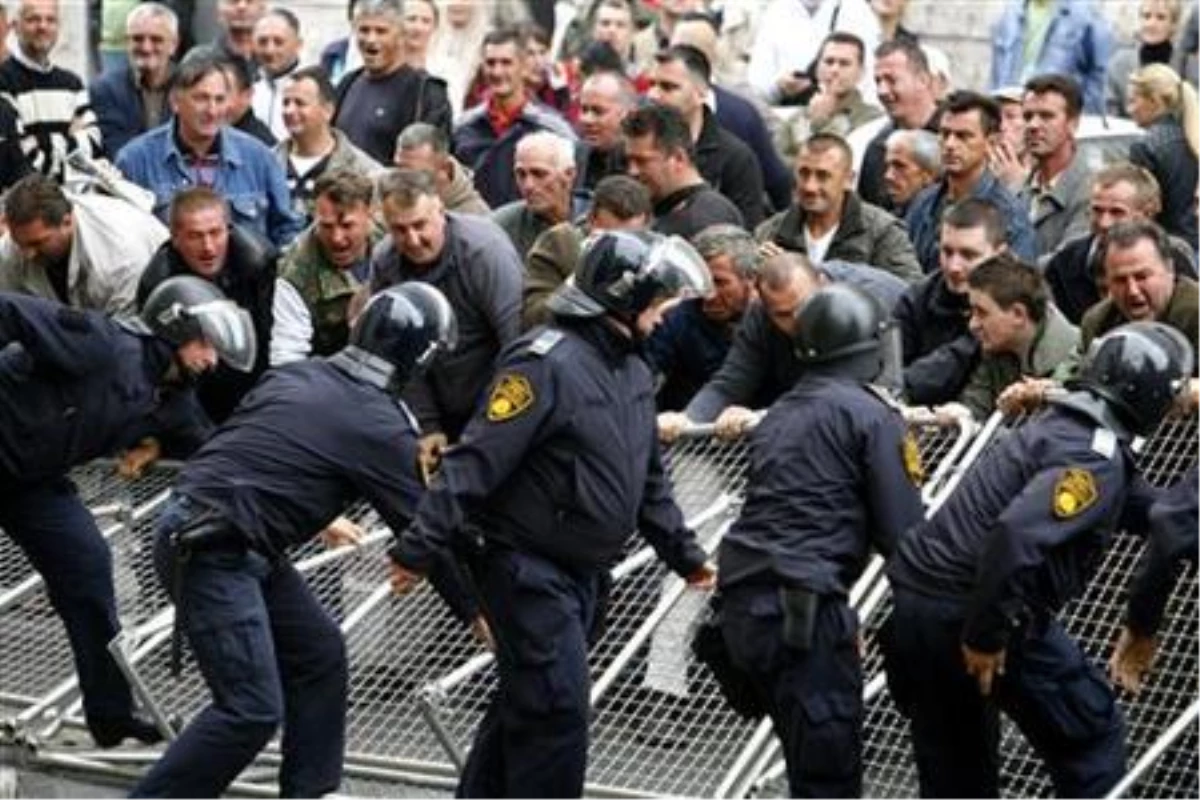 Bosna\'da Emekli Askerler Eylem Yaptı