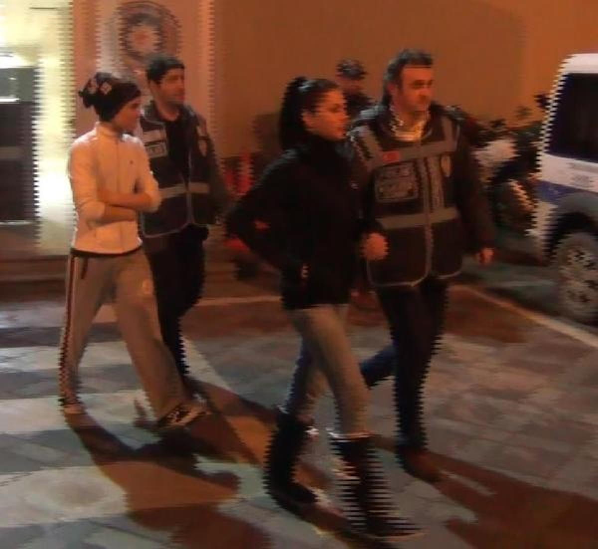 İnternet Üzerinden Müşteri Arayan 2 Travesti Yakalandı