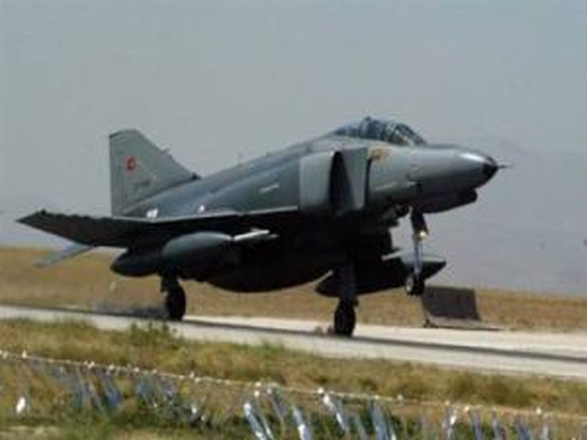 İsveç ve Finlandiyalı Askerleri Taşıyan Uçak Diyarbakır\'a İndi