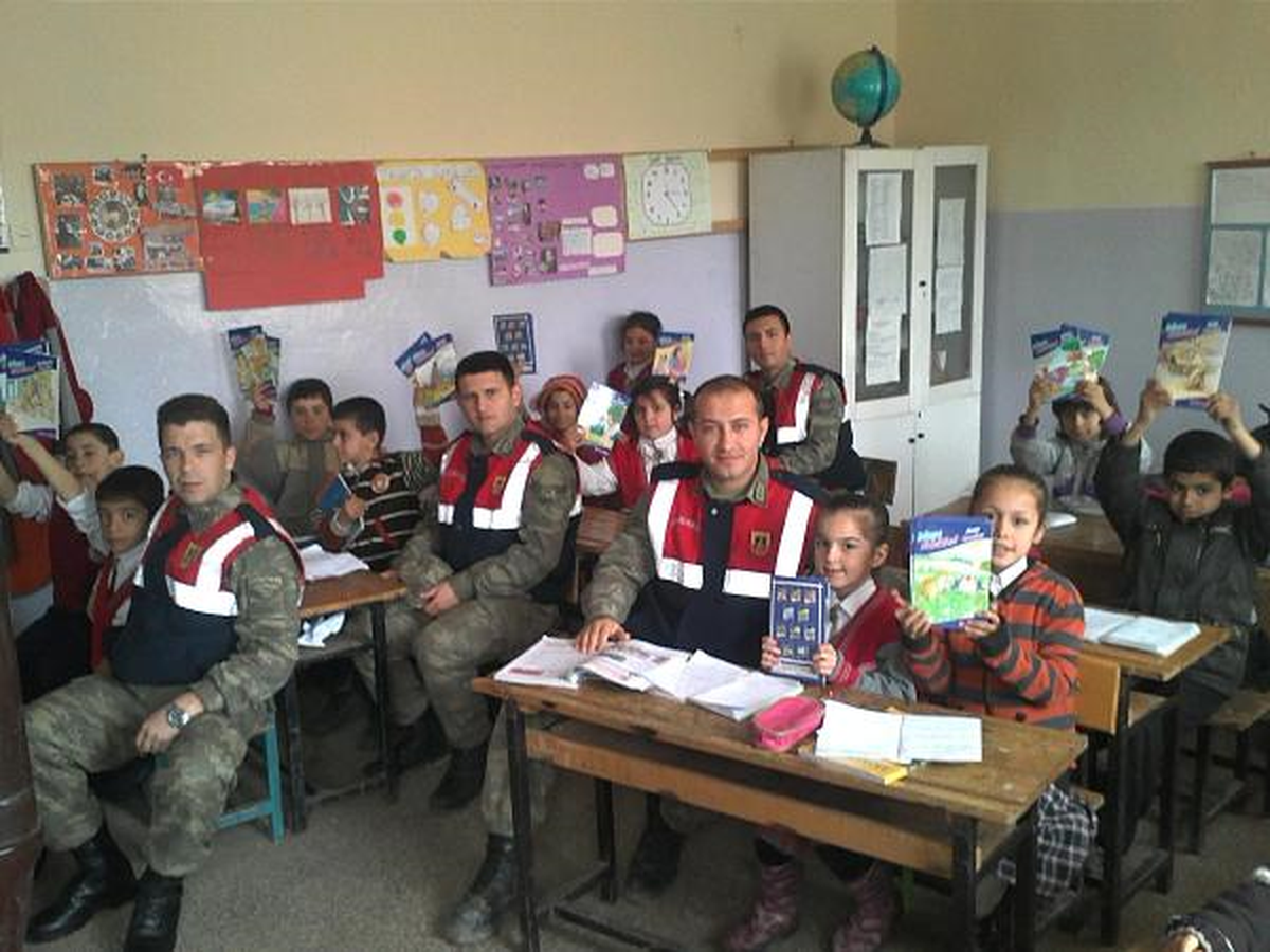 Jandarma Öğrencilere Kitap Dağıttı