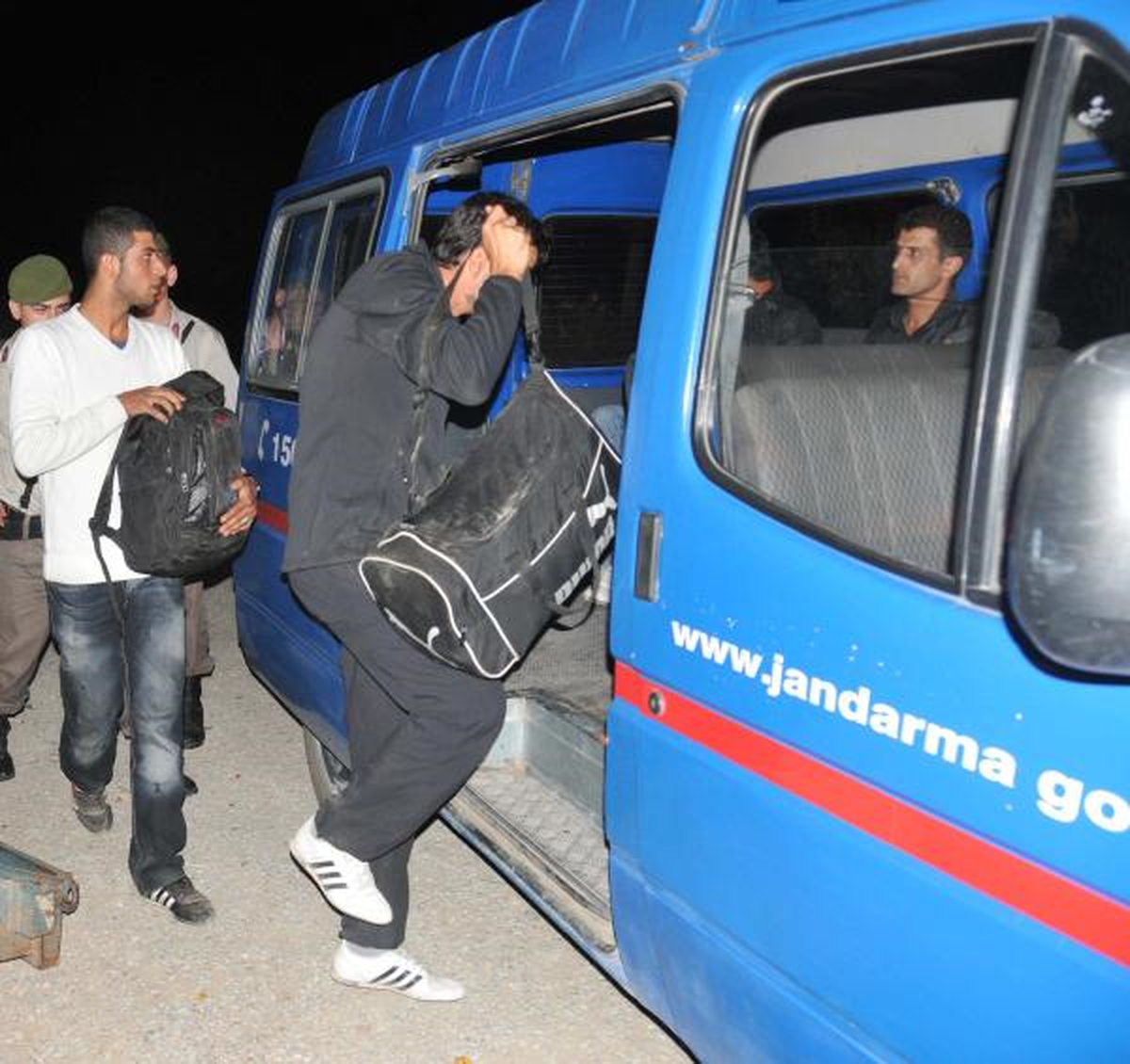 Kaçaklar Sınırdışı Edilecek, Türkler Serbest