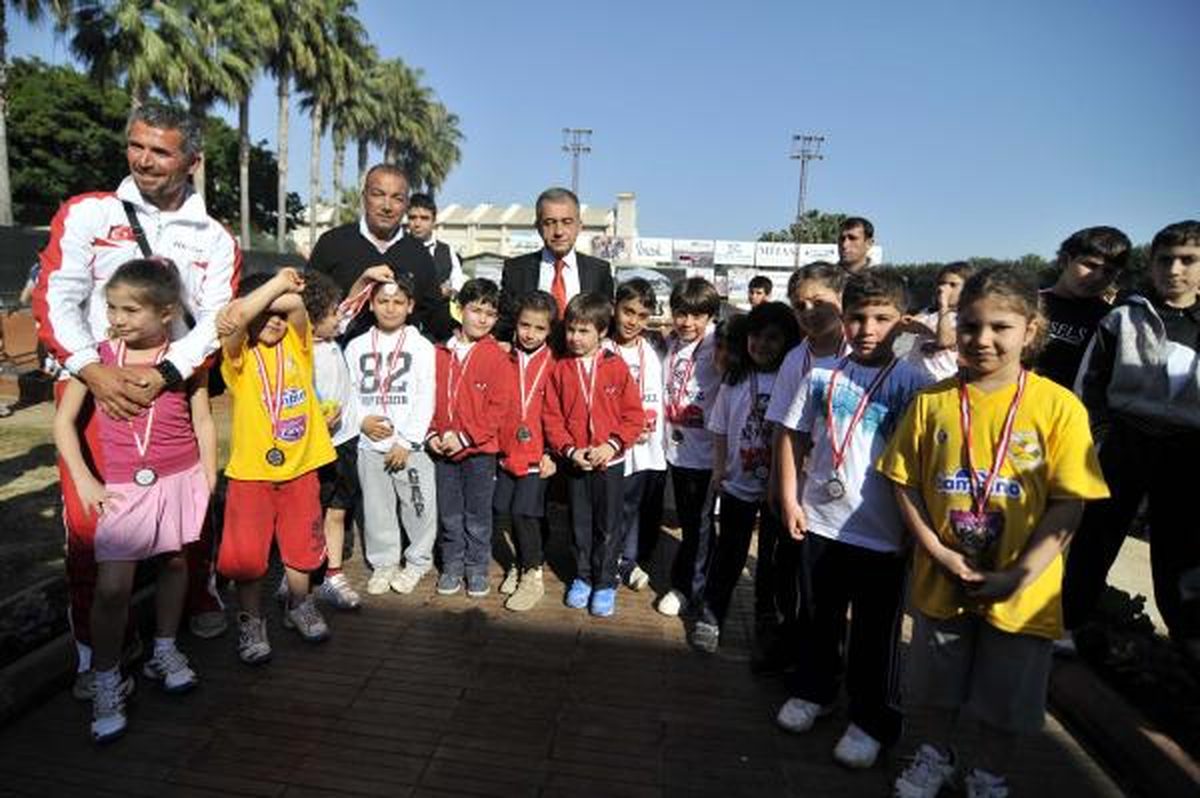 Minikler, Madalya İçin Raket Salladı
