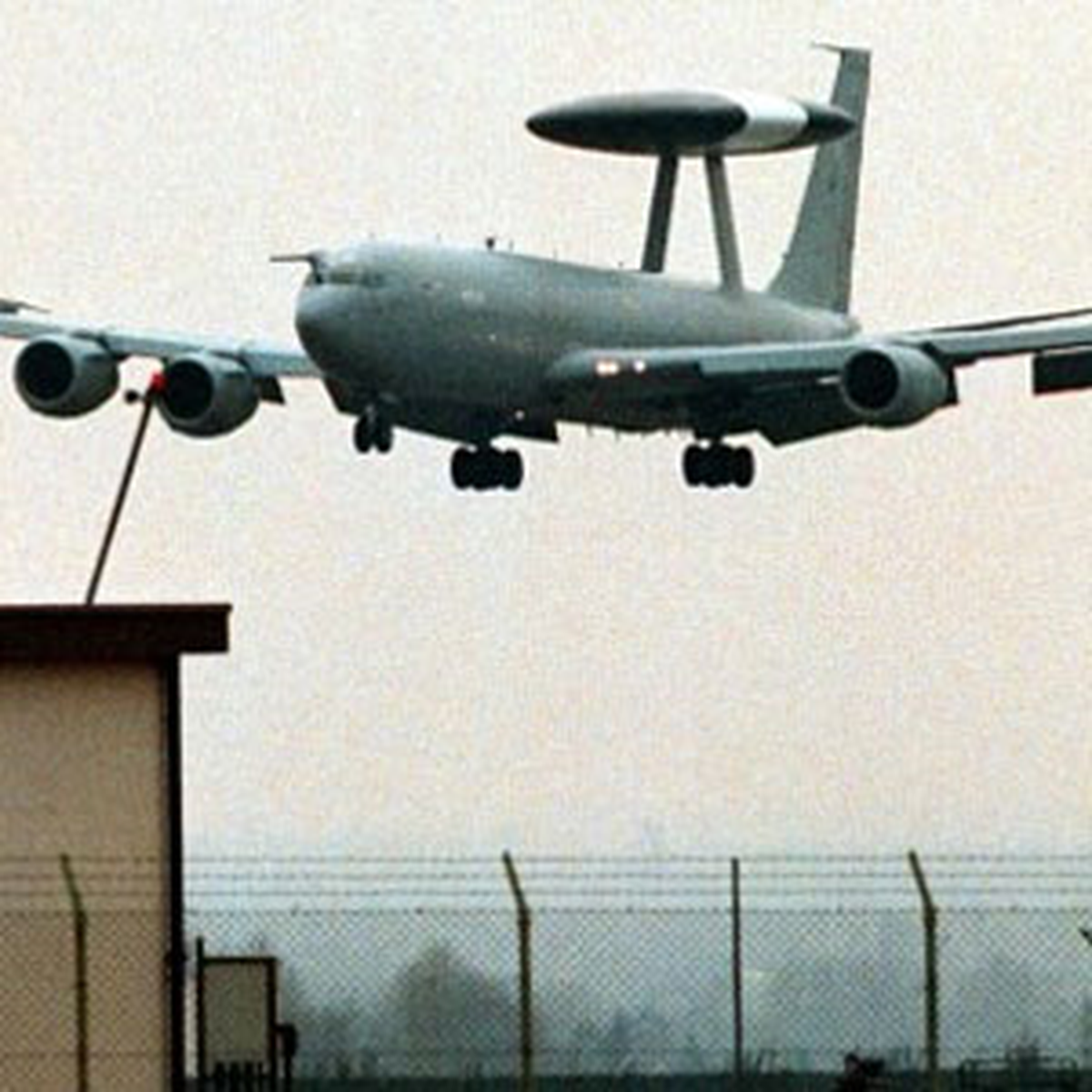NATO Uçağı Zorunlu İniş Yaptı
