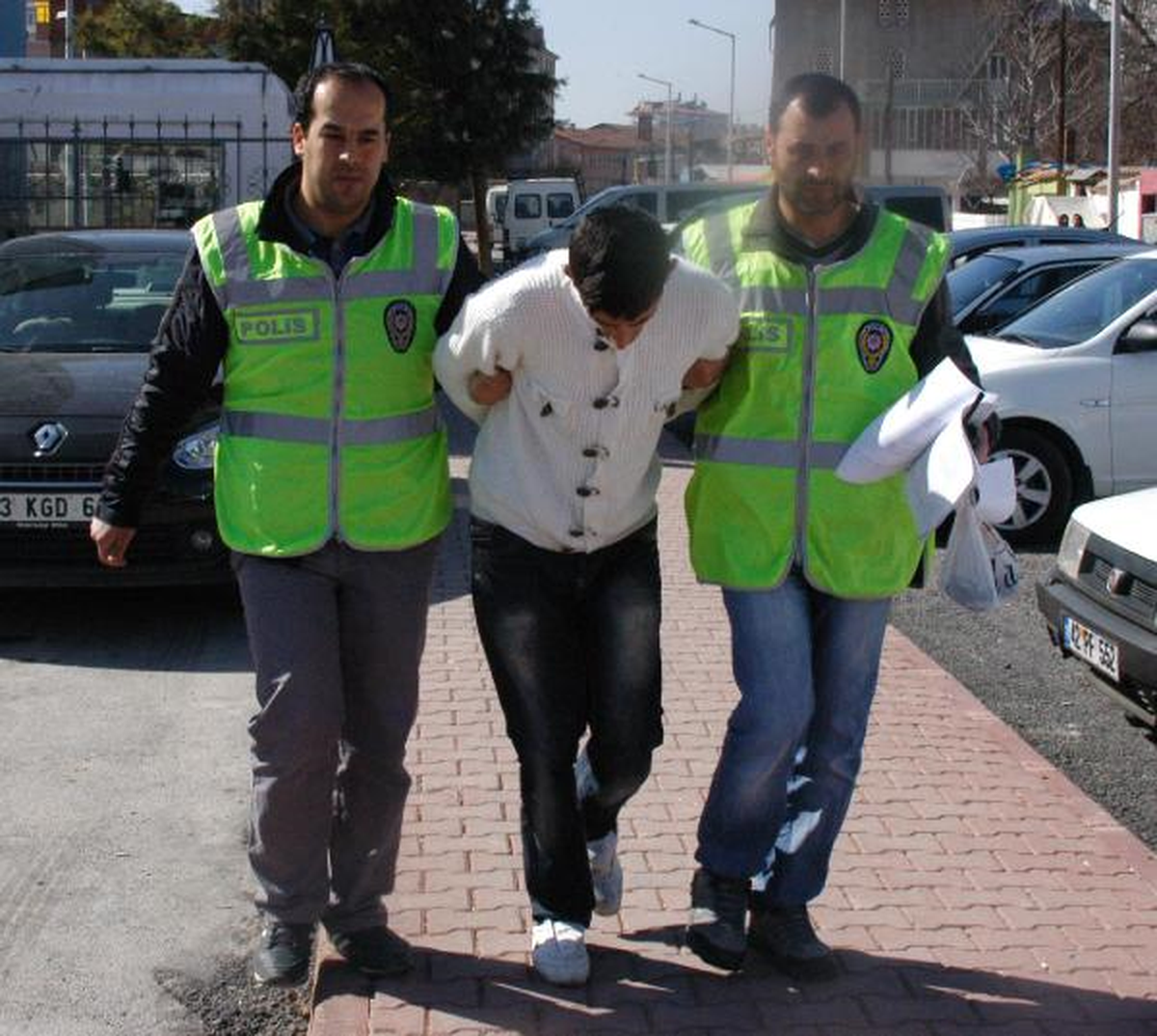 Parmak İzi Bırakmamak İçin Hırsızlık İçin Girdiği Marketi Çamaşır Suyuyla Temizledi