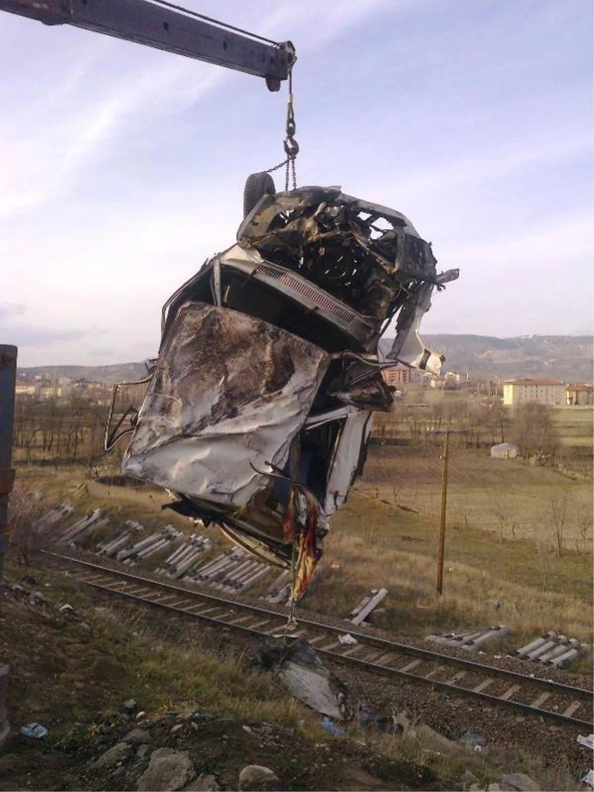 Raylara Uçan Otomobile Tren Çarptı: 2 Ölü