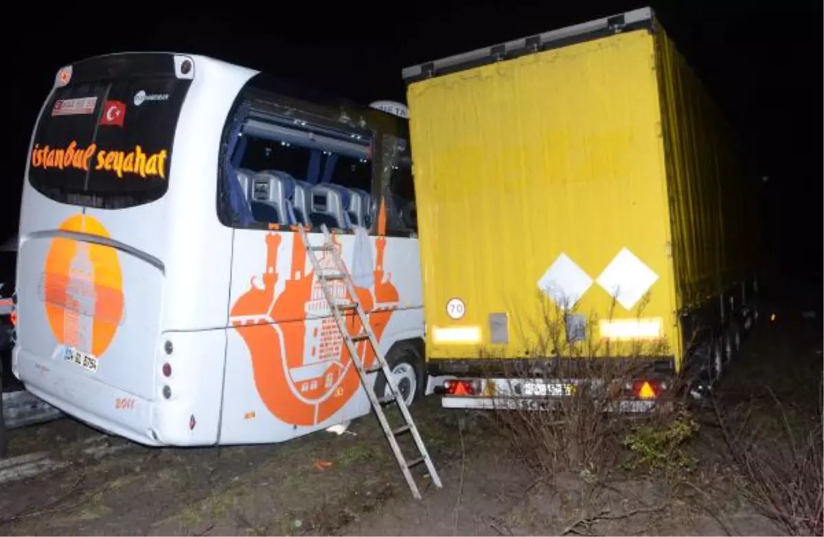 Tır Yolcu Otobüsüne Çarptı: 6 Yaralı