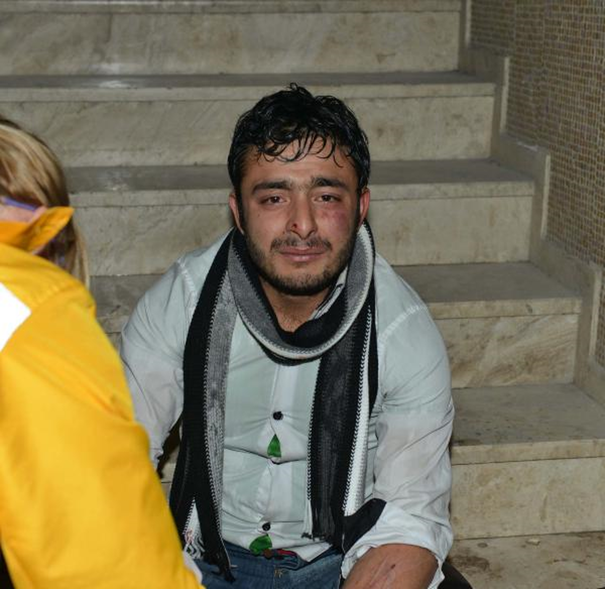 15 Katlı Binanın Çatısından Atlamak İstedi