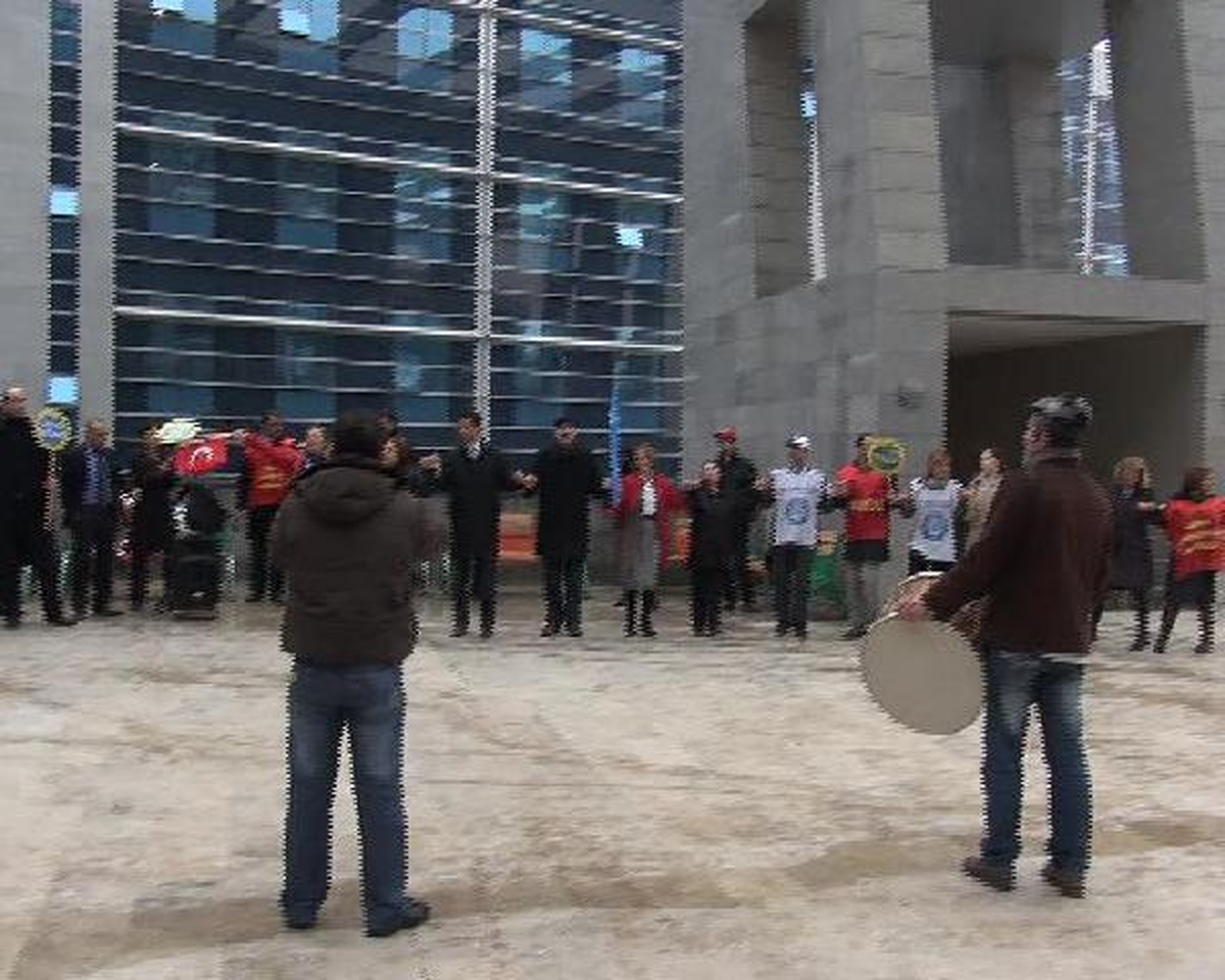 Adliye Çalışanlarından Halaylı İş Bırakma Eylemi