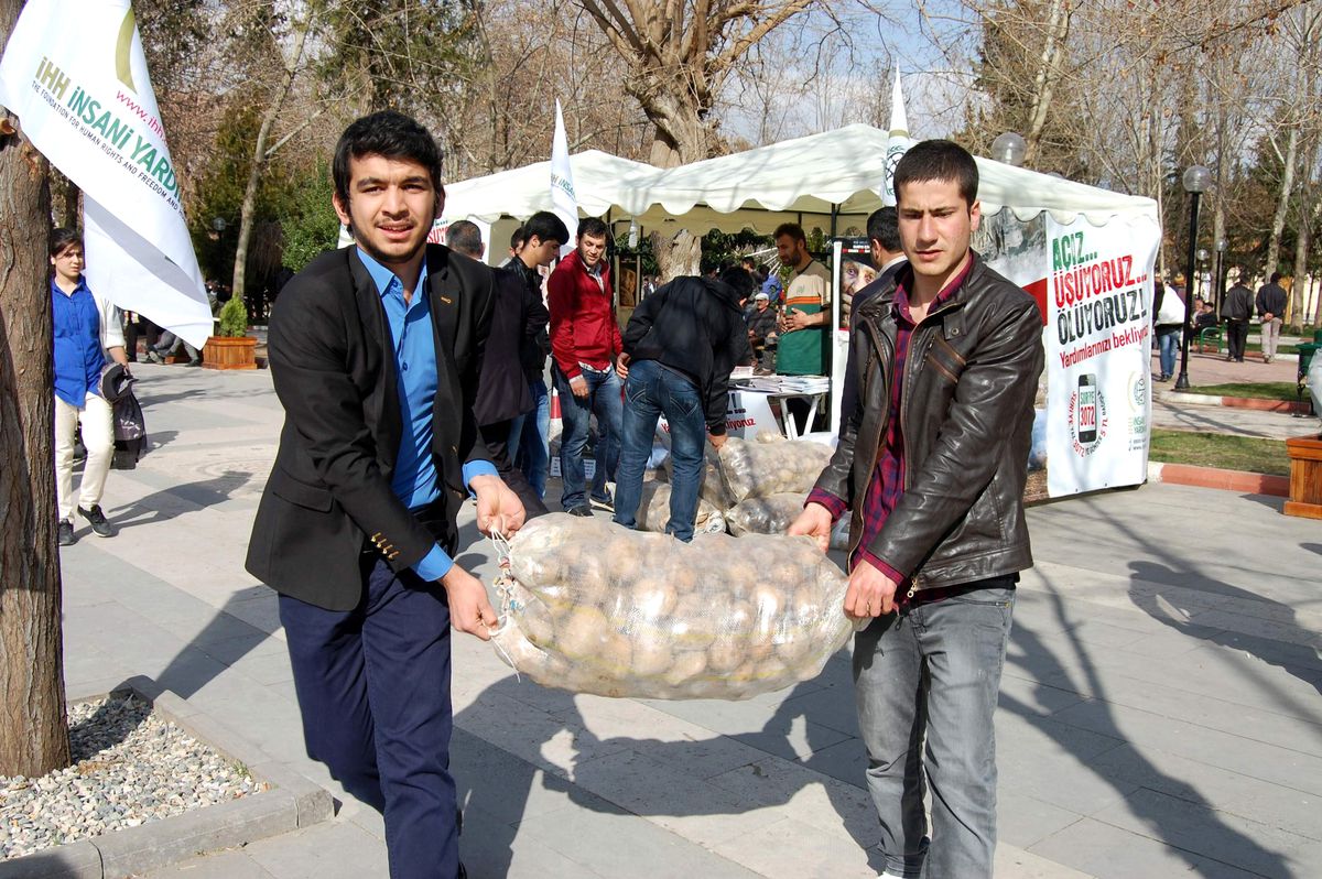 Agd\'den Suriye\'ye 5 Ton Patates Yardımı