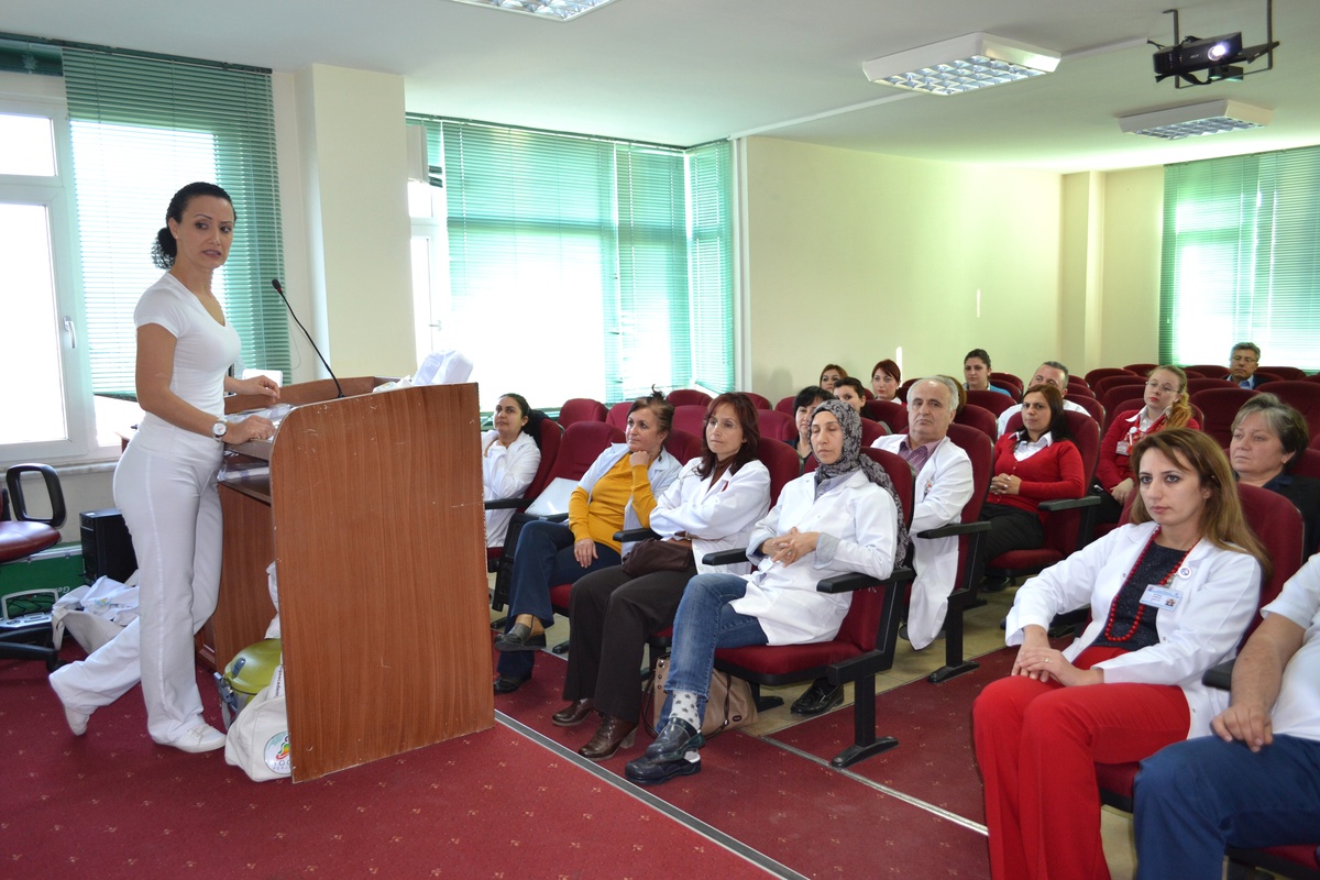 Alanya\'da Hastane Çalışanlarına Yoga Dersi