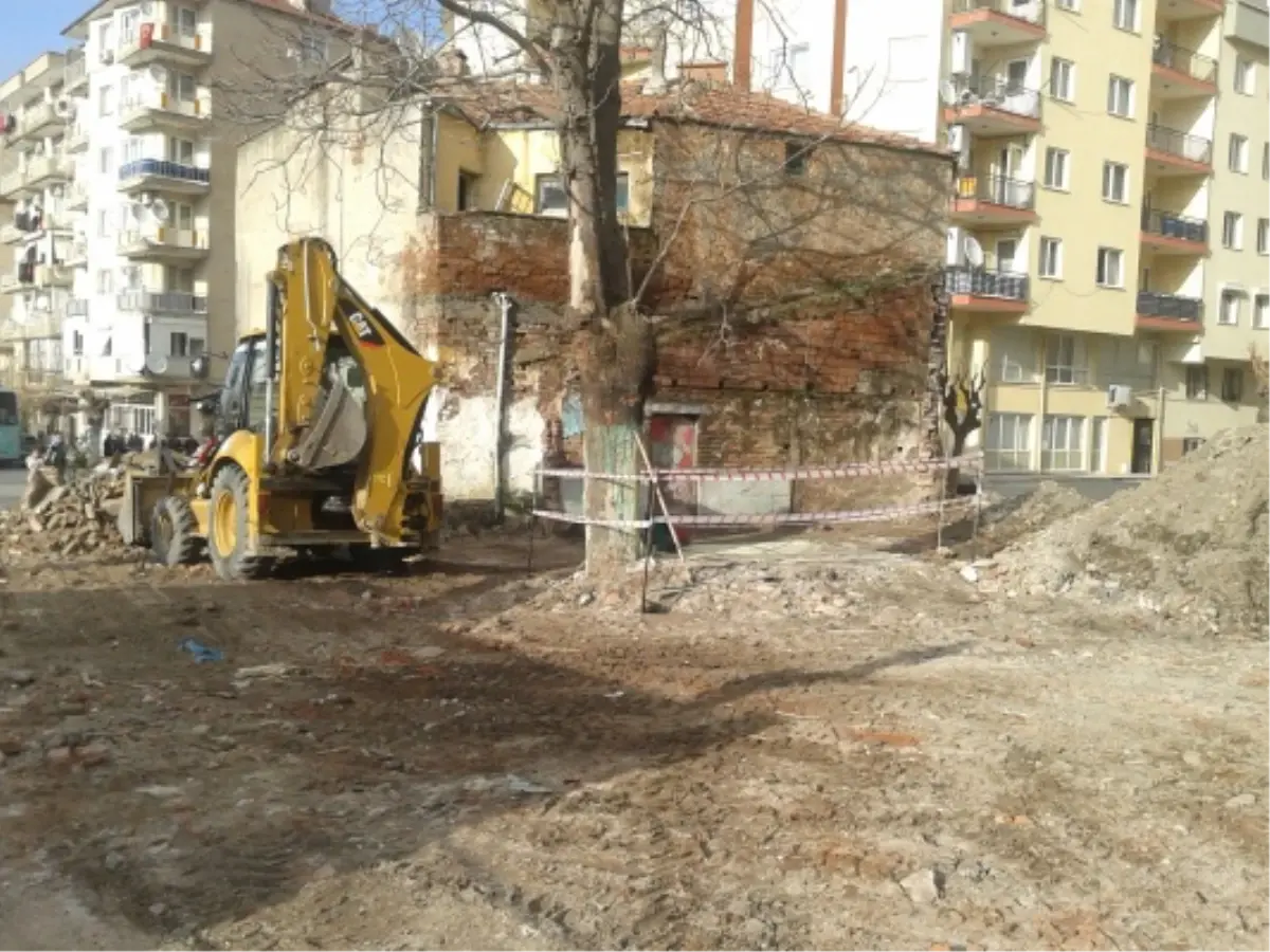 Arap Dede Türbesi\'nin Etrafı Açıldı