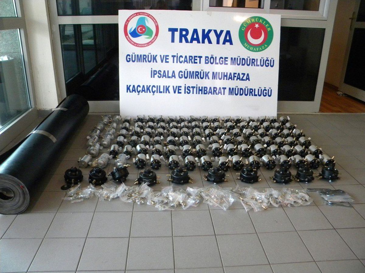 Bacakların Sardığı Elektronik Sigaralarla Yakalandı