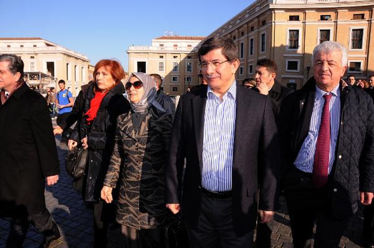 Bakan Davutoğlu\'ndan Papa Yorumu.