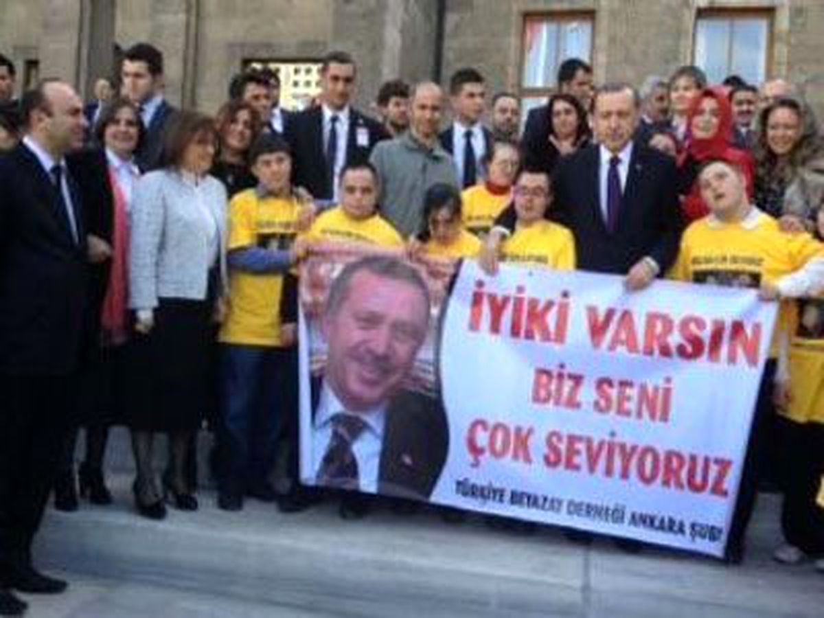 Başbakan Erdoğan\'a Engelli Çocuklardan Doğum Günü Sürprizi
