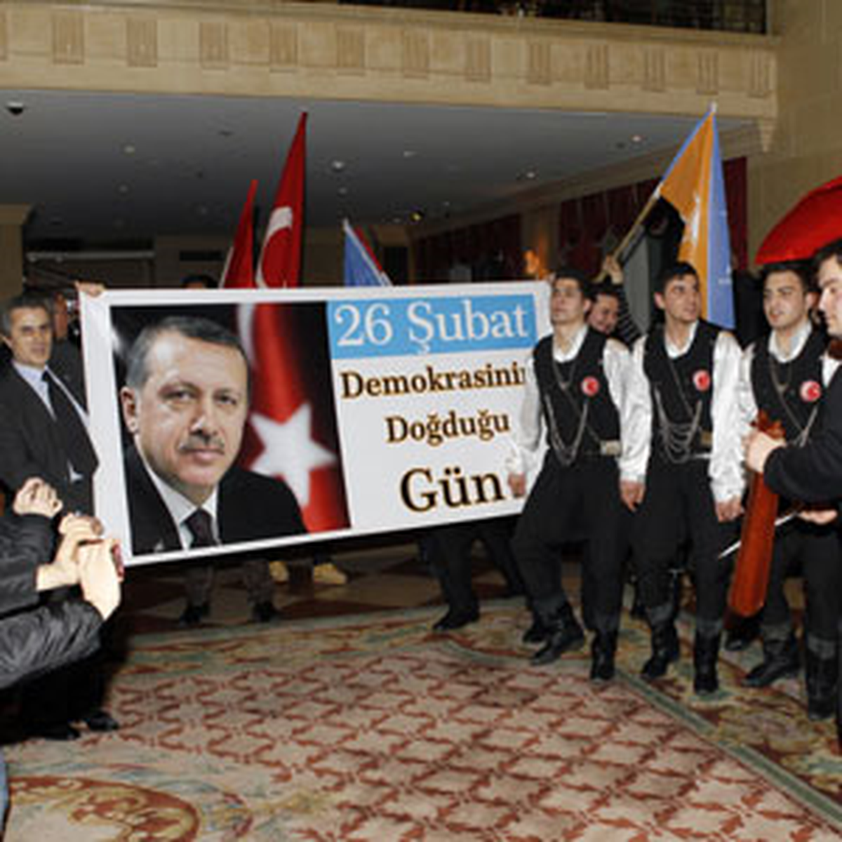 Başbakan Erdoğan, Viyana\'da Horonla Karşılandı