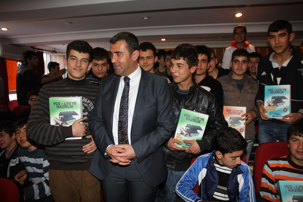 Başkan Altan\'dan Öğrencilere Kitap Desteği
