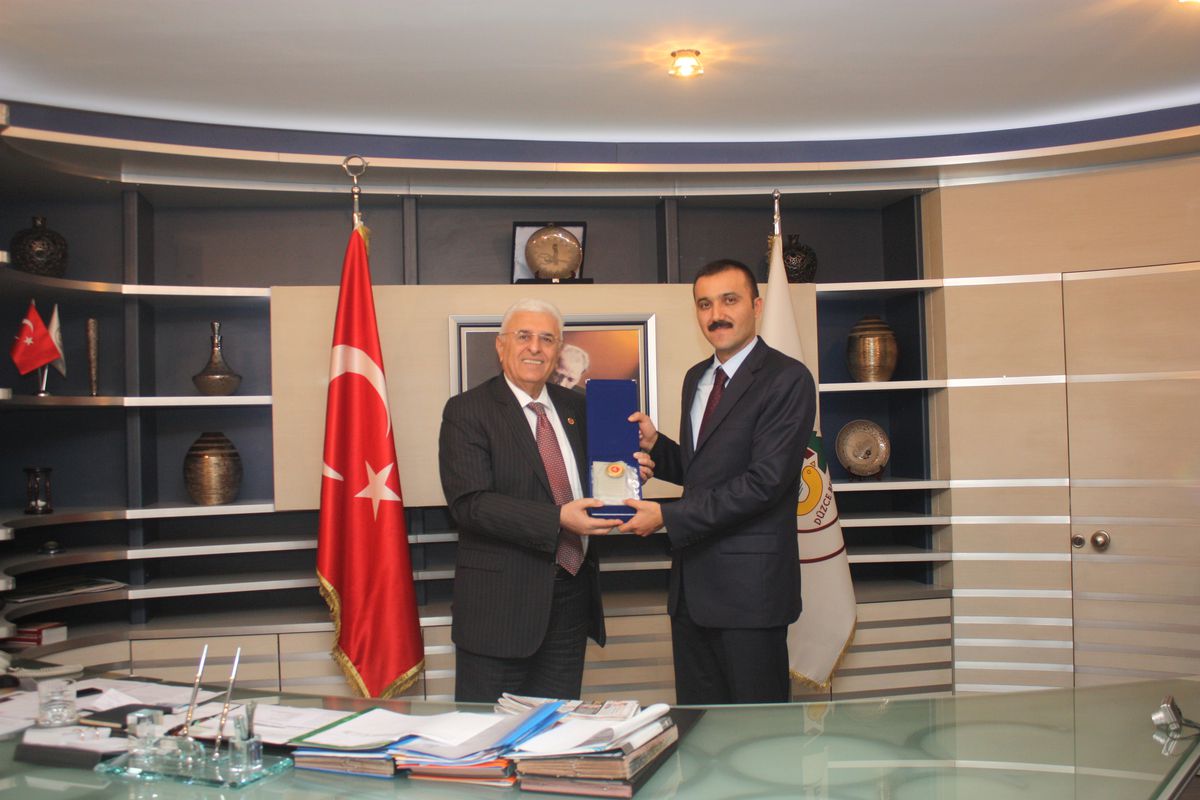 Başkan İsmail Bayram\'a Teşekkür Plaketi