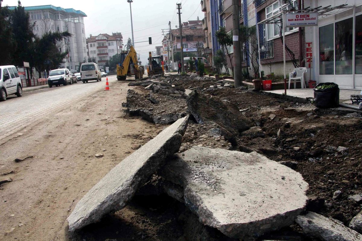 Belediye Yol Çalışmalarına Devam Ediyor