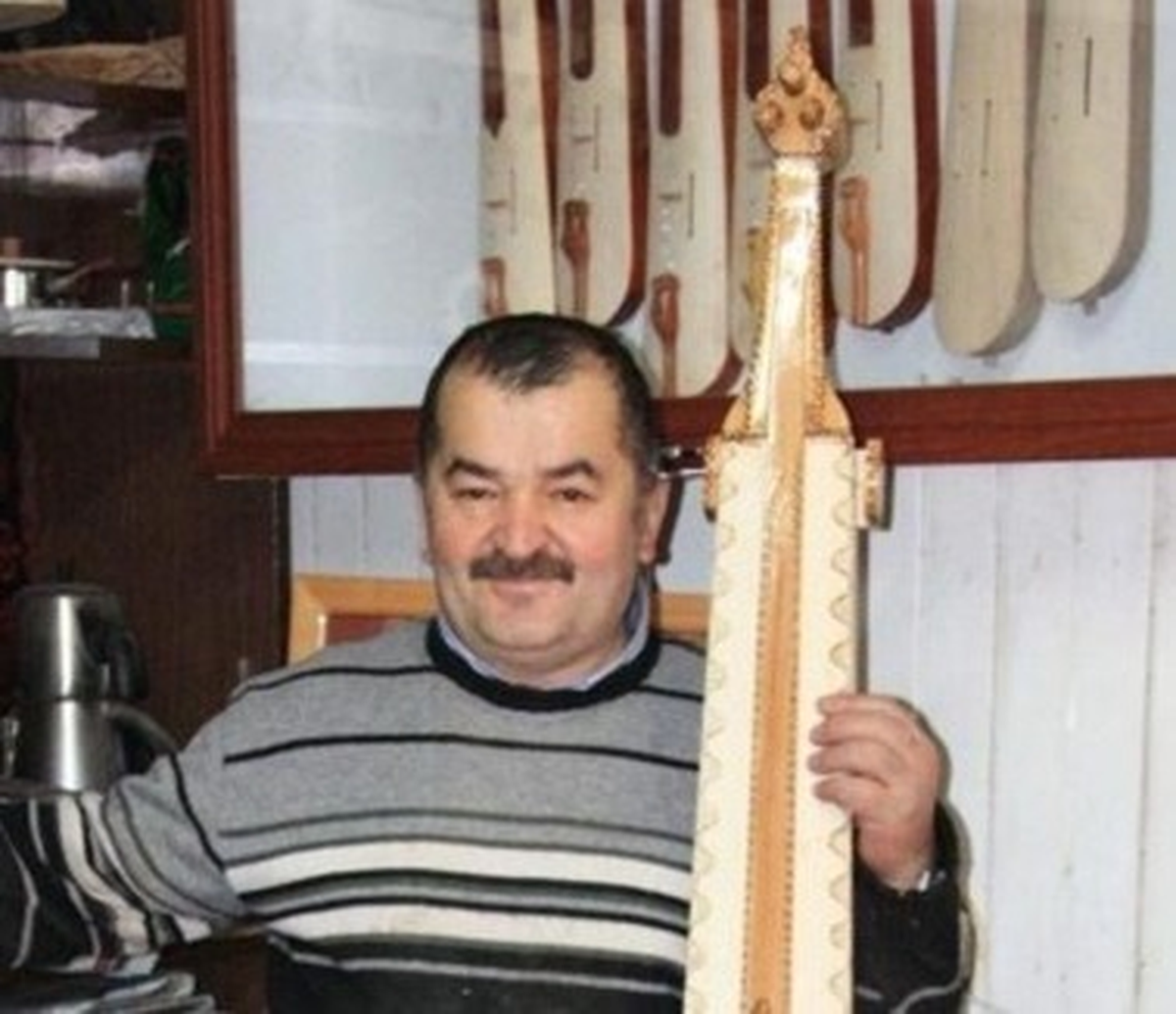 Boyundan Büyük Kemençe Yaptı