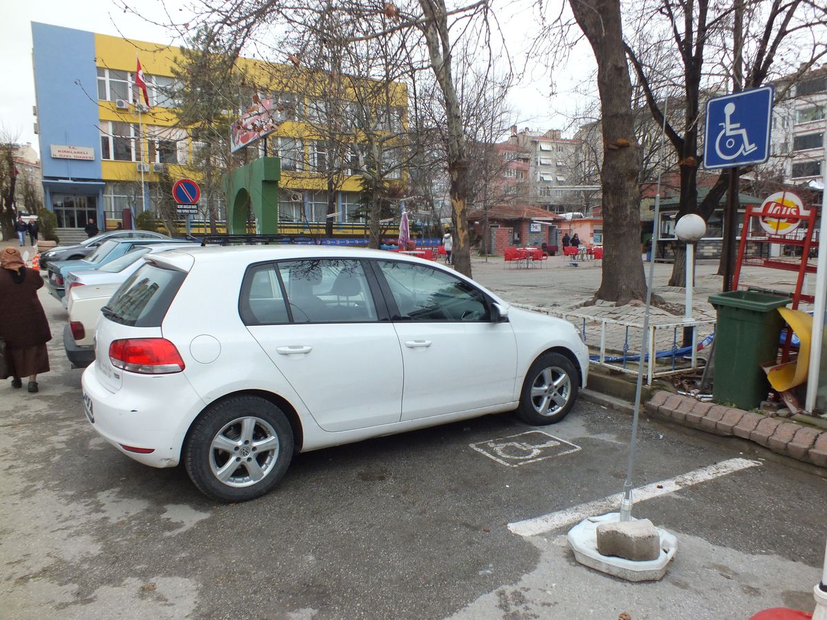 Engelli Araç Otoparkında Engelli Aracı Yok