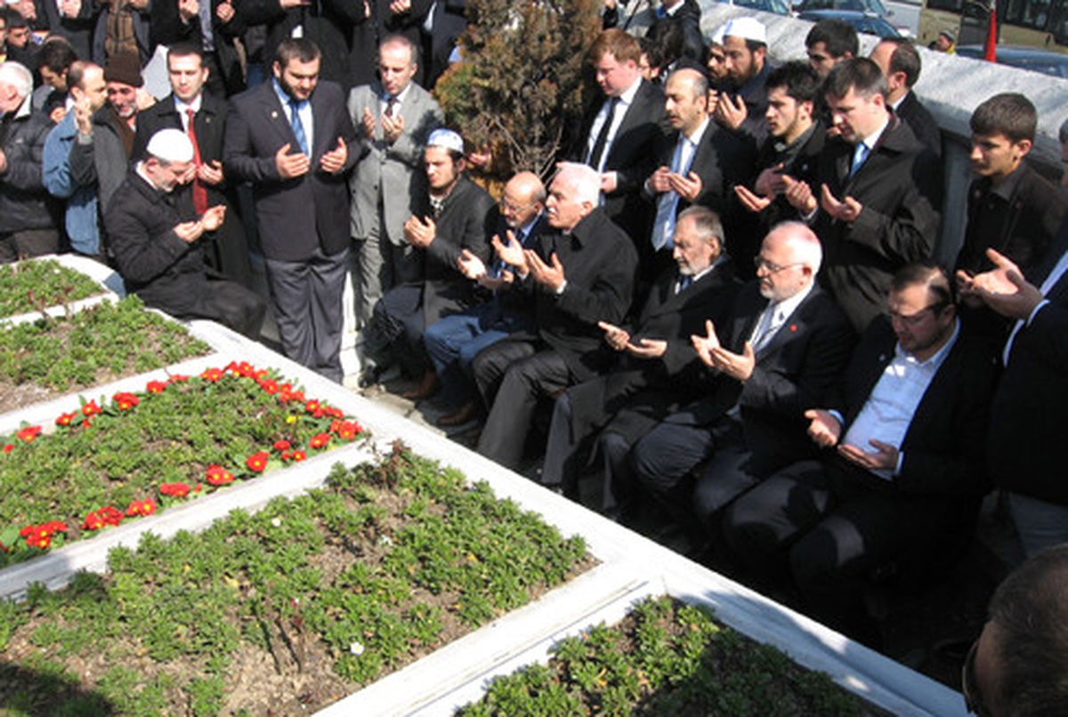 Erbakan Mezarı Başında Dualarla Anılıyor