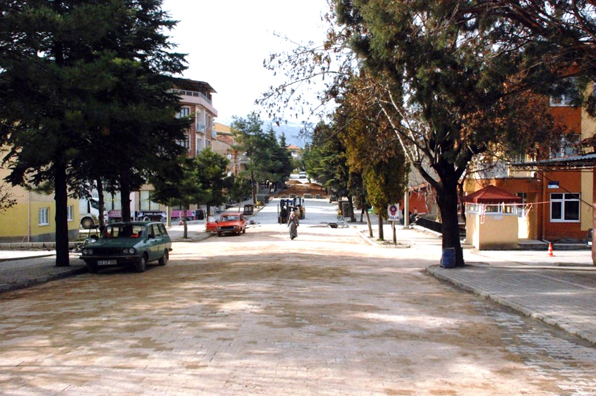 Gediz\'de Saygılar ve Gazi Caddelerine Kilit Parke Taşı