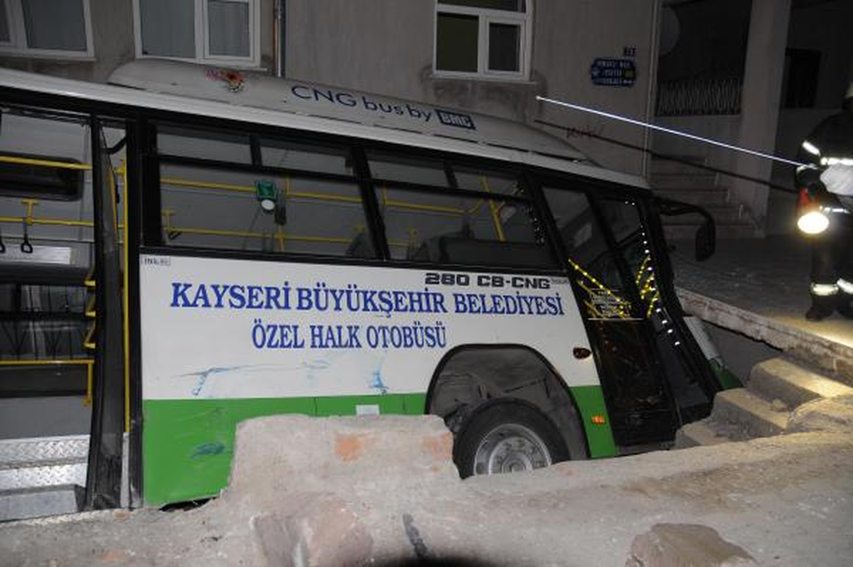 Halk Otobüsü İnşaat Çukuruna Düştü: 13 Yaralı