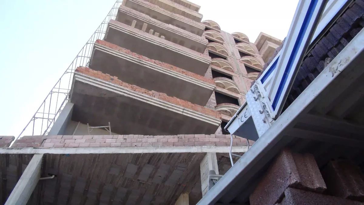 İnşaat İşçisinin Üzerine İnşaat Malzemesi Düştü