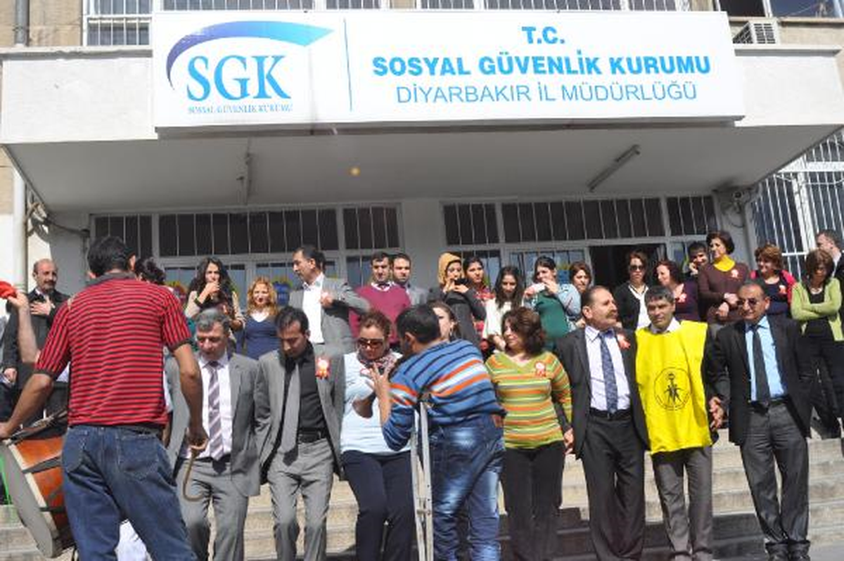 İş Bırakıp, Halay Çektiler