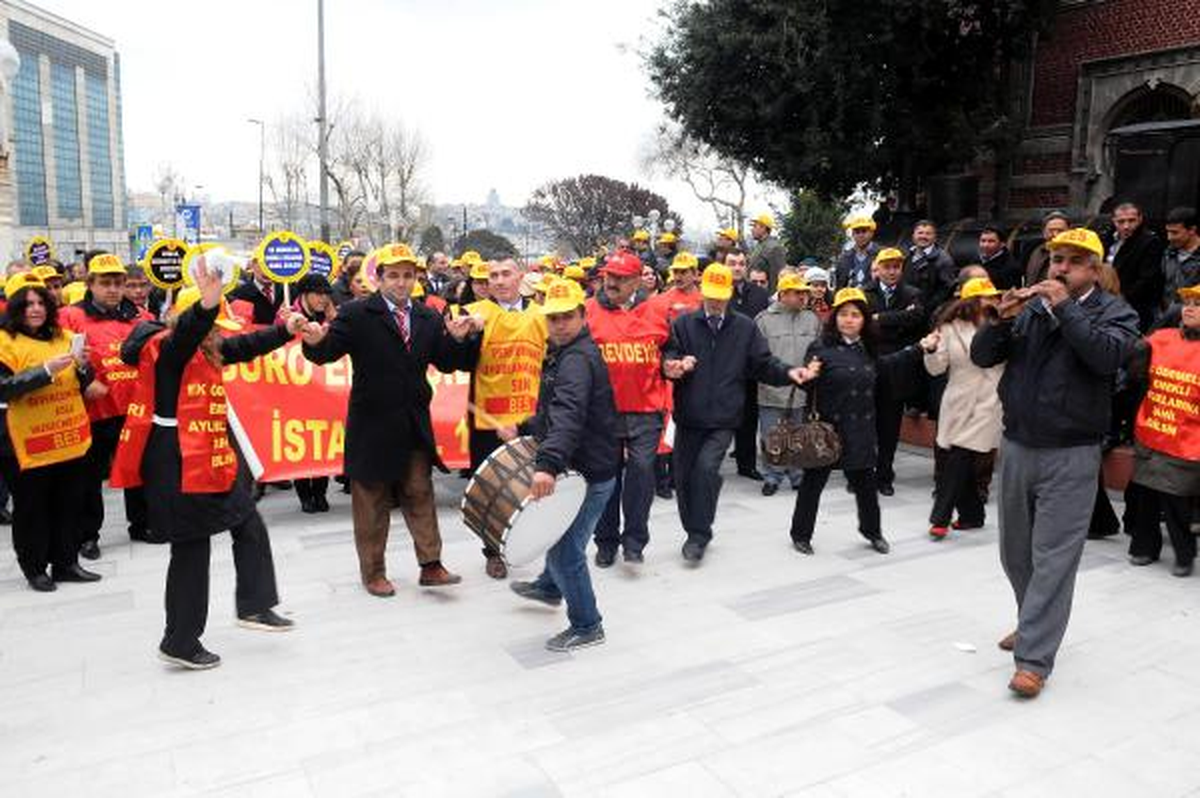 İş Bırakan Memurlar Defterdarlığa Yürüdü