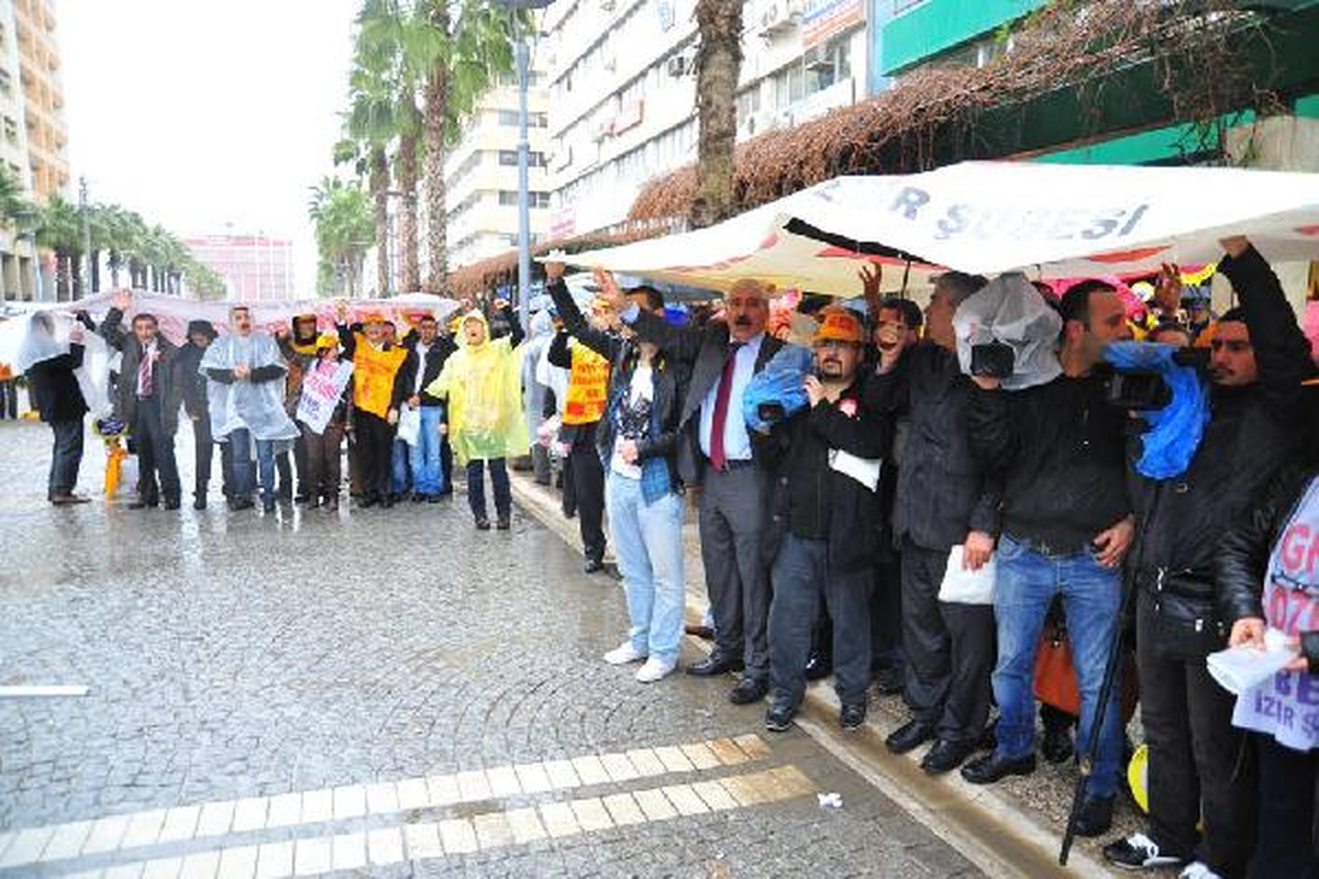 İzmir\'de Bes Üyelerinden Sağanak Yağmur Altında Eylem