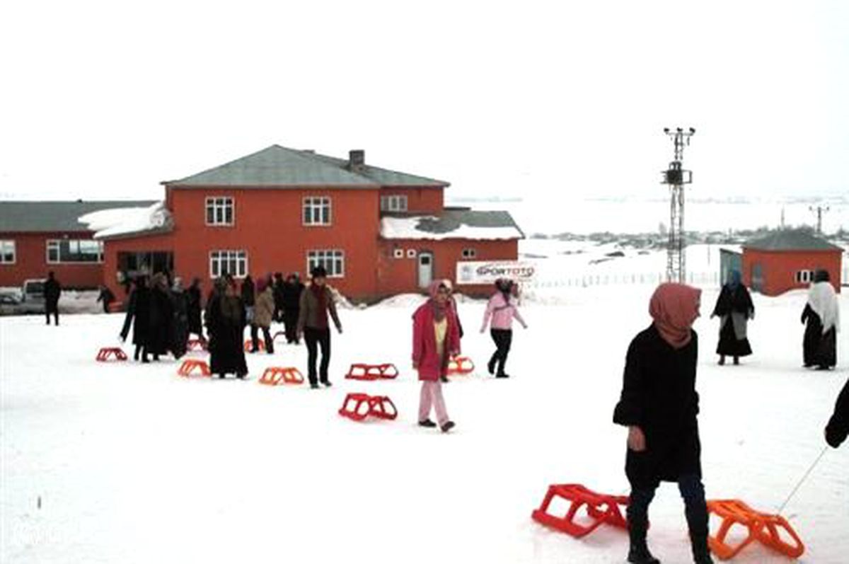 Kadın Kursiyerler Kayak Merkezinde