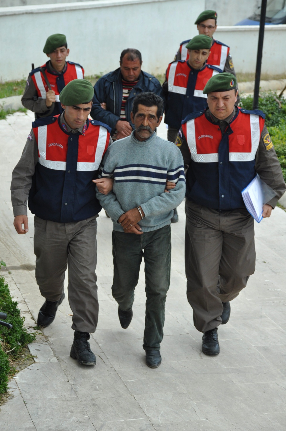 Kameraya Yakalanan Hırsızlar Kısa Sürede Yakalandı