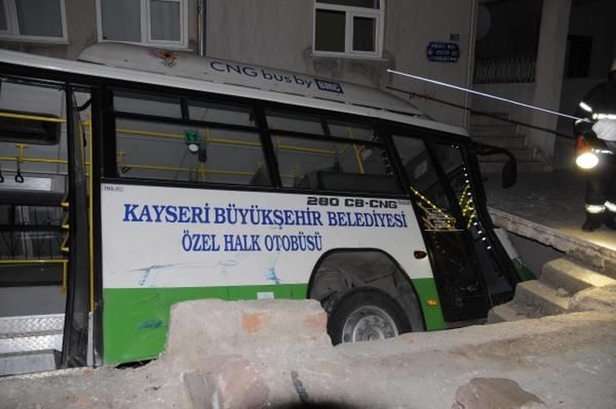Kayseri'de Halk Otobüsü Devrildi: 15 Yaralı