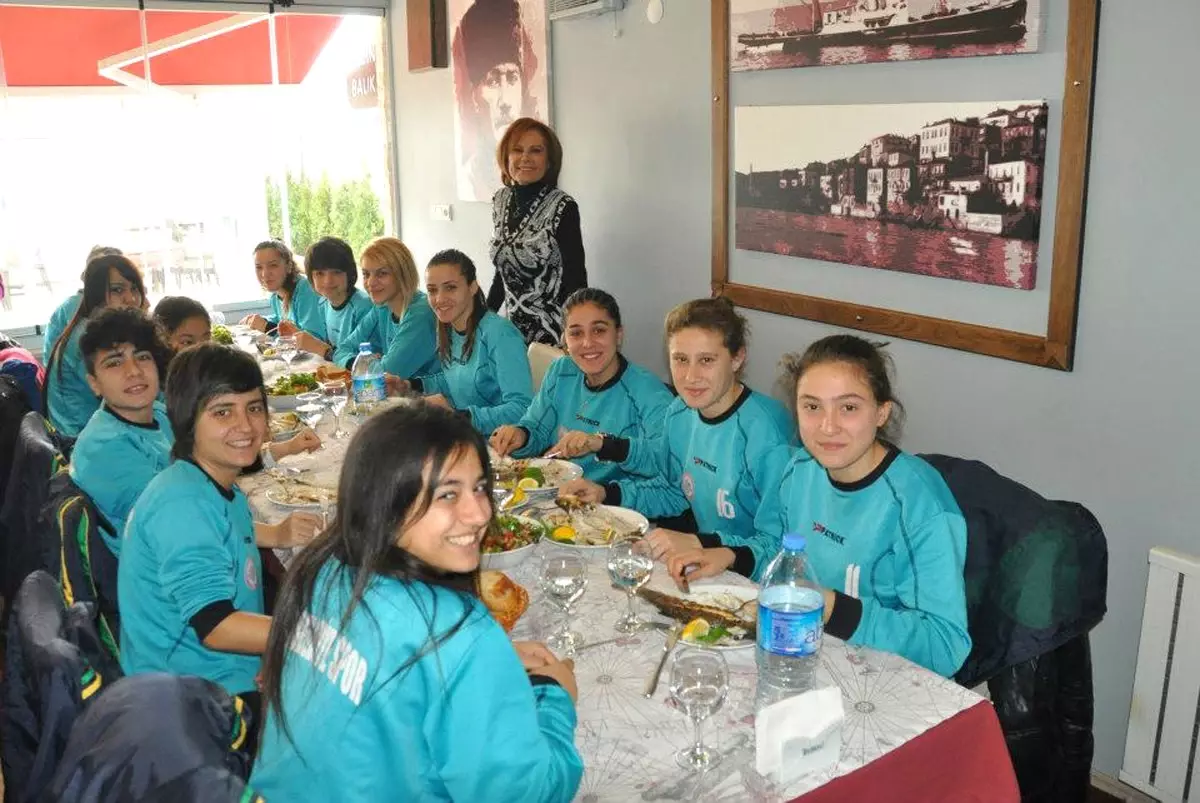 Kdz. Ereğli Bayan Futbol Takımına Moral Yemeği