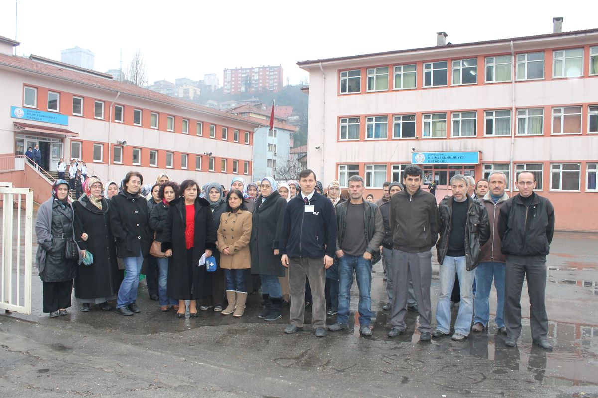 Kilimli\'de Okullarına İkinci Bir Müdür Atanmasını İstemeyen Öğrenci Velileri Protesto Etti