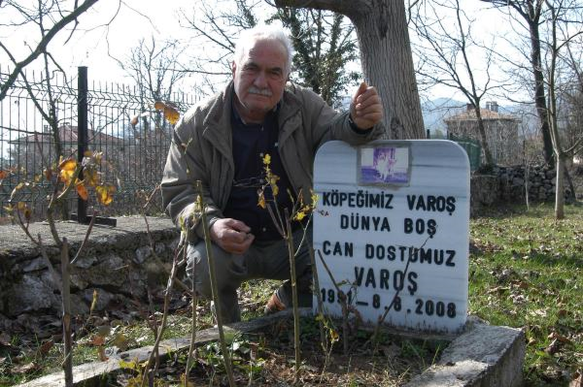 Köpeğinin Mezarı Başında Dua Okuyor