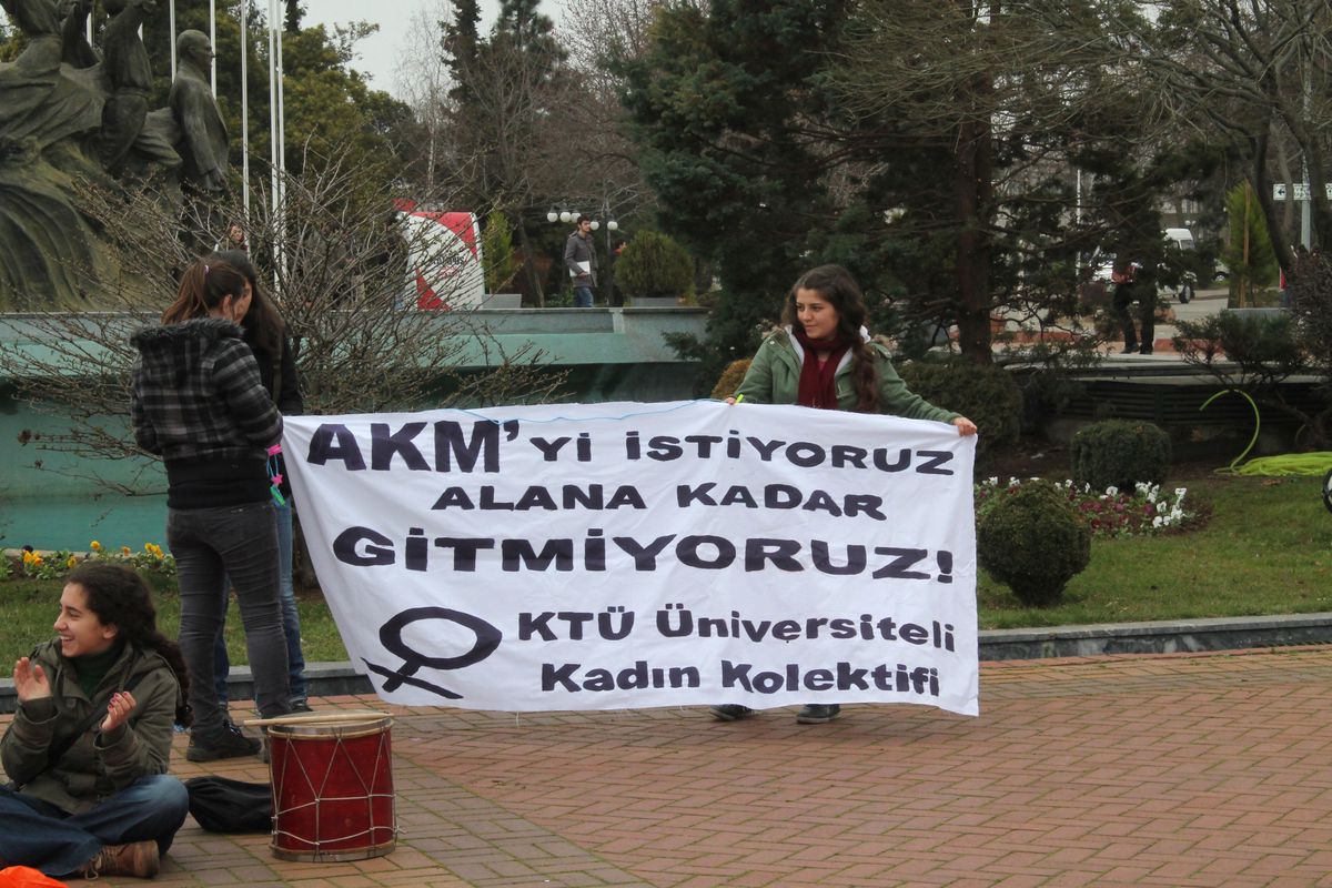 KTÜ\'de Kız Öğrencilerden Oturma Eylemi