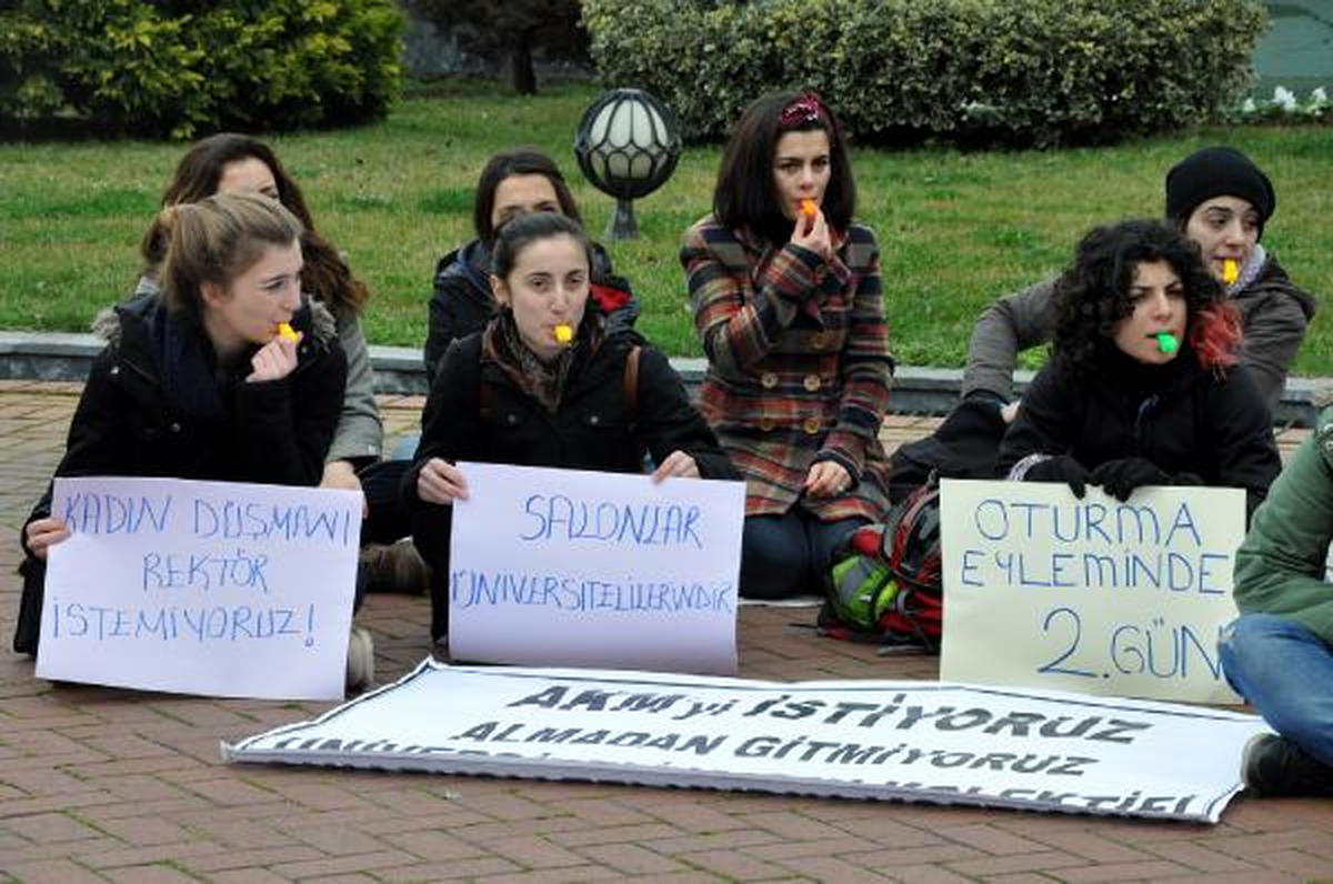 Ktü\'de Kız Öğrencilerin Tiyatro Salonu Eylemi Sürüyor